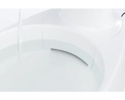 Detailansicht eines gefüllten, freistehenden Badewannenbeckens