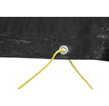 Detail einer schwarzen Gewebeplane mit Öse und Befestigungsseil