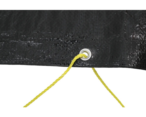 Detail einer schwarzen Gewebeplane mit Öse und Befestigungsseil
