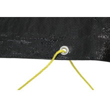 Vue détaillée d'une bâche noire avec oeillet et corde jaune