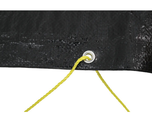 Vue détaillée d'une bâche noire avec oeillet et corde jaune