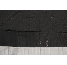 Vue détaillée d'une bâche d'étang en plastique.