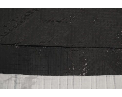Vue détaillée d'une bâche d'étang en plastique.