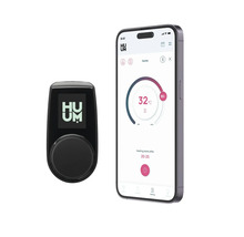 Image d'un appareil HUUM à côté d'un smartphone affichant le contrôle de la température