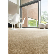 Innenraum mit Teppichboden, Stühlen und großem Fenster