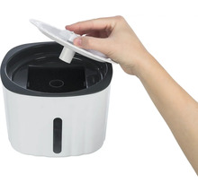 Katzenbrunnen mit Filter und Hand, die den Deckel öffnet