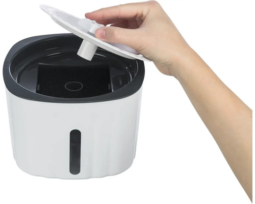 Katzenbrunnen mit Filter und Hand, die den Deckel öffnet