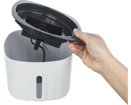 Katzenbrunnen mit Filter und Hand