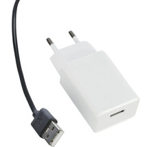 Weisses Netzteil mit USB-Kabel