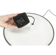 Hand hält einen Springbrunnenfilter über eine Springbrunnenschale