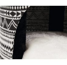 Vue détaillée d'un lit pour animaux avec motif géométrique et rembourrage doux