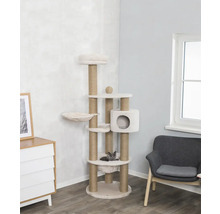 Arbre à chat avec surfaces de couchage, niche et troncs en sisal dans un salon avec chat