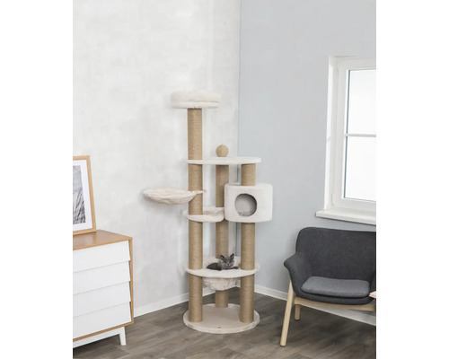 Arbre à chat avec surfaces de couchage, niche et troncs en sisal dans un salon avec chat