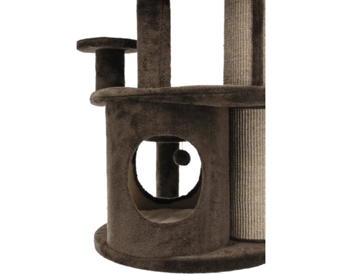 Gros plan d'un arbre à chat marron avec grotte et balle de jeu