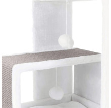 Vue détaillée d'un arbre à chat avec des surfaces de couchage et des jouets