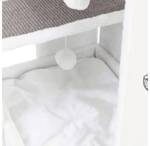 Vue détaillée d'un meuble pour chat avec surface de couchage et balle de jeu