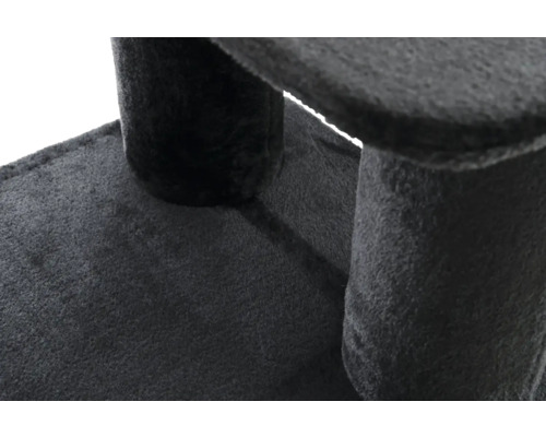 Vue détaillée d'un arbre à chat avec un revêtement en peluche douce