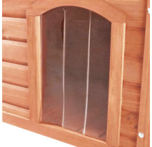 Detailansicht einer Hundehütte mit Türvorhang