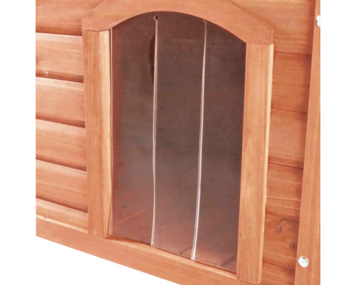 Detailansicht einer Hundehütte mit Türvorhang