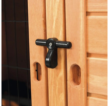 Vue détaillée d'un boîtier en bois avec fermeture noire