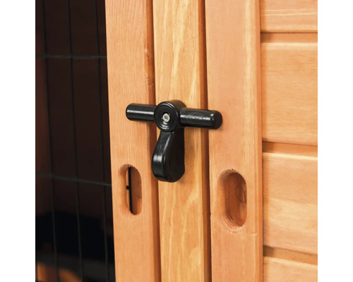 Vue détaillée d'un boîtier en bois avec fermeture noire