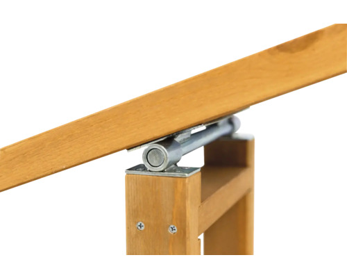 Vue détaillée d'une pergola en bois avec ferrures métalliques