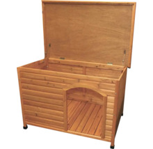 Geöffnete Hundehütte aus Holz mit Eingangstür