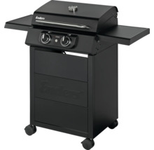 Gril à gaz noir avec deux brûleurs, couvercle, deux tablettes latérales et un meuble bas à trois tiroirs sur roulettes.