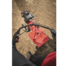 Motobineuse en utilisation dans un champ depuis le point de vue du conducteur