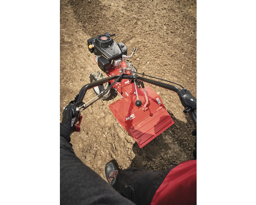 Motobineuse en utilisation dans un champ depuis le point de vue du conducteur