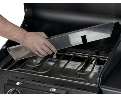 Une main place un bac de récupération des graisses dans un gril électrique.