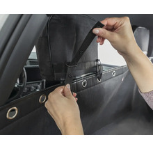 Befestigung einer Autoschondecke an einer Kopfstütze mit Riemen