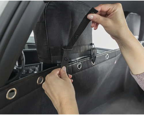 Befestigung einer Autoschondecke an einer Kopfstütze mit Riemen