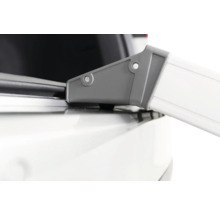 Gros plan sur un coffre de volet roulant gris sur un véhicule blanc