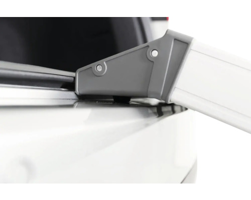 Gros plan sur un coffre de volet roulant gris sur un véhicule blanc