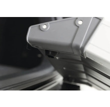 Vue détaillée d'une galerie de toit avec éléments de fixation.