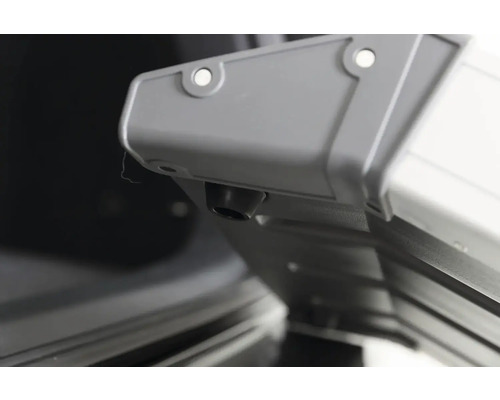 Vue détaillée d'une galerie de toit avec éléments de fixation.