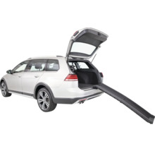 Silberner Kombi mit offener Heckklappe und montierter Rampe