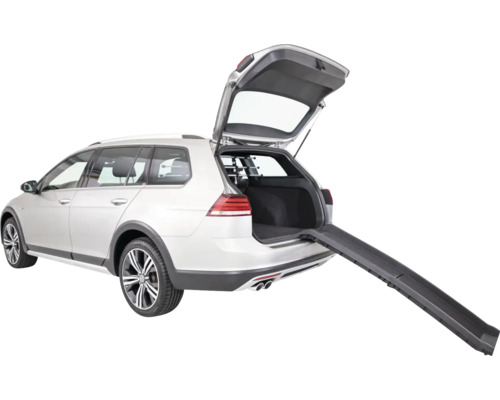 Silberner Kombi mit offener Heckklappe und montierter Rampe