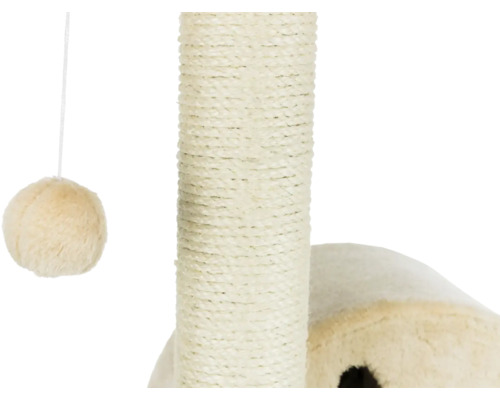 Gros plan d'un arbre à chat avec tronc en sisal et balle de jeu