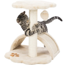 Chat grimpant sur un arbre à chat avec plateforme et jouet