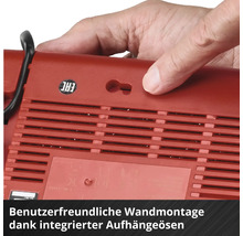 Rückseite eines roten Radios mit Vorrichtung zur Wandmontage und EAC-Zeichen