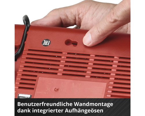 Rückseite eines roten Radios mit Vorrichtung zur Wandmontage und EAC-Zeichen