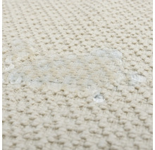 Nahaufnahme eines wasserabweisenden Teppichs mit Wassertropfen