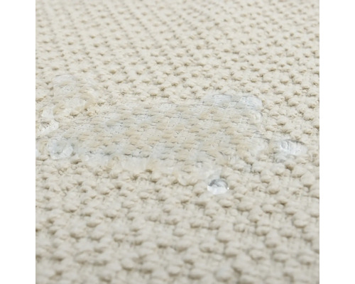 Nahaufnahme eines wasserabweisenden Teppichs mit Wassertropfen