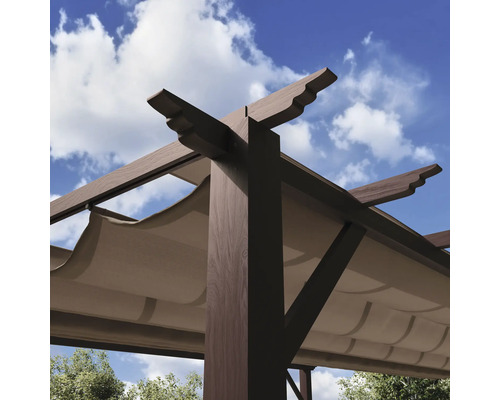 Detailansicht einer Holzpergola mit Stoffdach vor blauem Himmel