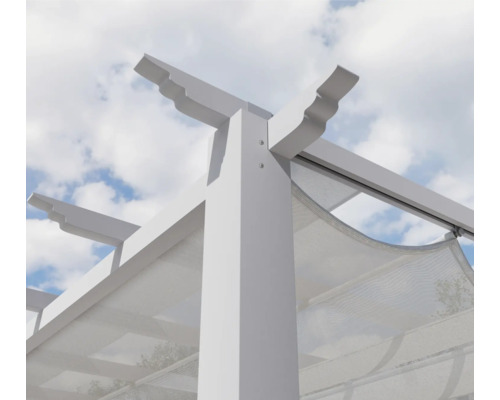 Detailansicht einer weißen Gartenpergola mit Stoffdach vor blauem Himmel