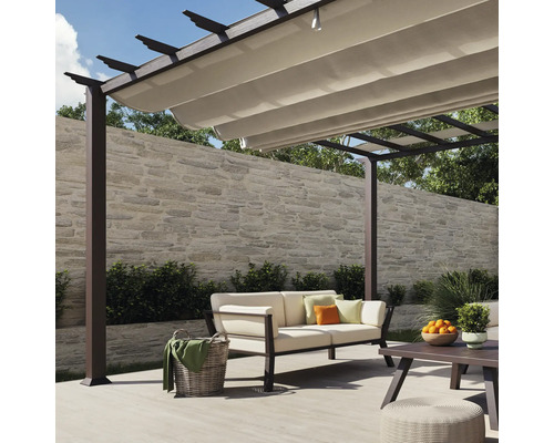 Sitzgruppe unter einer Pergola mit ausfahrbarem Sonnenschutz in einem Garten