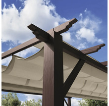 Detailansicht einer braunen Pergola mit beigem Stoffdach vor blauem Himmel