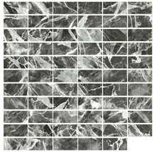 Rechteckige Fliesen mit Marmoroptik zur Wandgestaltung